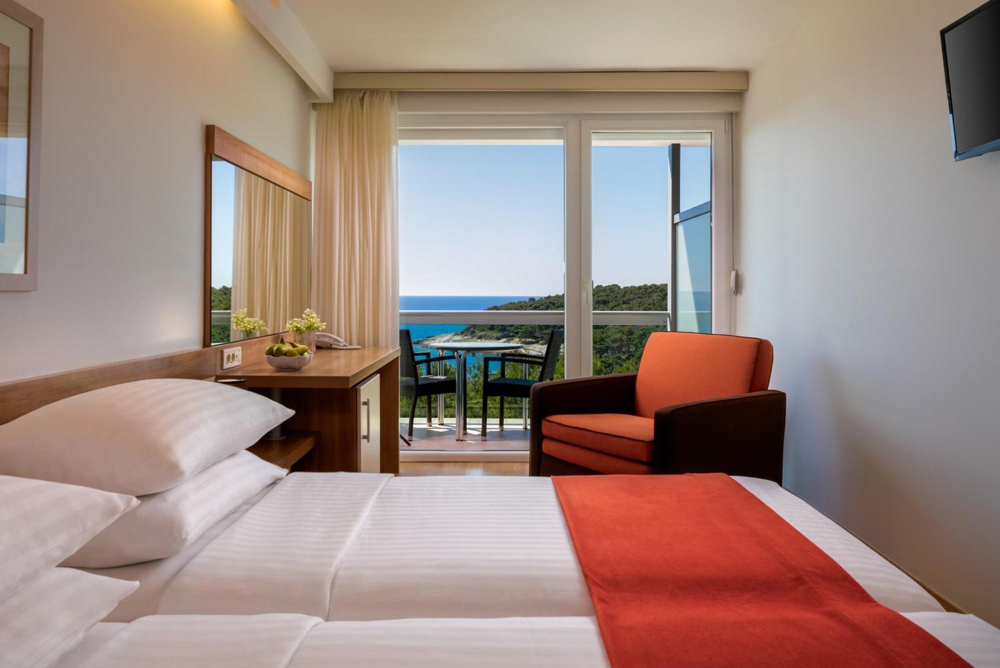 Standard Twin Room with Extra Bed,Sea Side and Balcony
